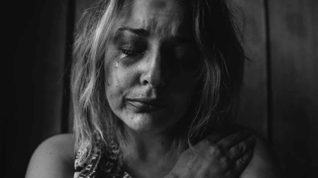 The video discusses the current turbulent times and the downward cycle of life leading to suffering and loss. It highlights the challenges people face, such as job loss and lack of leadership integrity. The speaker mentions the necessity of hitting rock bottom to initiate spiritual evolution and conscious awareness. Suffering can lead to surrendering personal will and seeking guidance. Loss is also emphasized as an opportunity for growth by creating a crack or hole in our identification with life, our thoughts, and our small ego self, making it conducive to dis-identify with form. Despite the difficulties, the video suggests that these times of chaos can ultimately lead to a leap forward in conscious awareness and spiritual evolution.